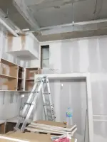 오픈 선반과 노출천장이 어우러진 카페 시공현장